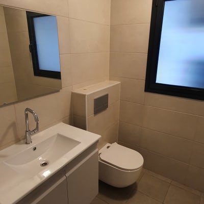 חדר אמבטיה עם כיור, ברז ואסלה