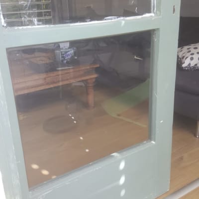 דלת זכוכית עם מסגרת עץ ירוקה