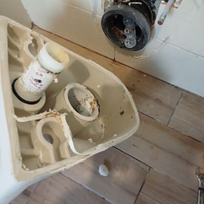 חלקי אסלה וכלי עבודה על רצפה