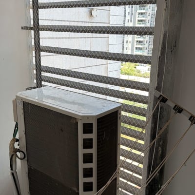 רשת הגנה על מזגן חיצוני למניעת כניסת יונים