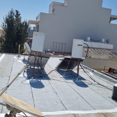 איטום גג עם חומר לבן סביב דודי שמש