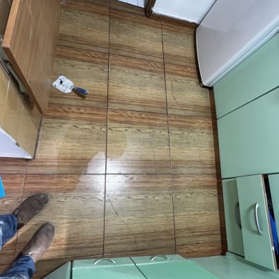 רצפת אריחים עם כלי עבודה ודלת פתוחה