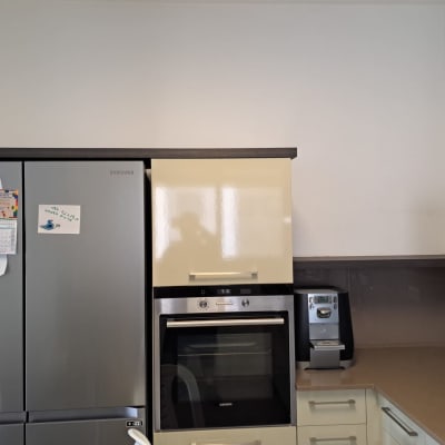 מטבח עם מקרר, תנור ומכונת קפה על השיש