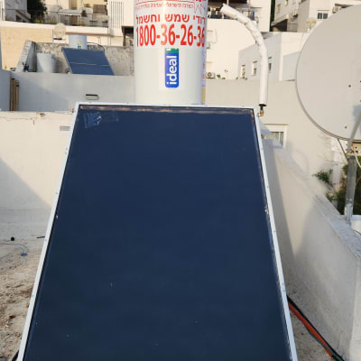 דוד שמש עם קולטן על גג בניין