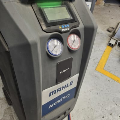 מכונת מיזוג אוויר עם מדדים וצג