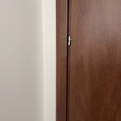 דלת עץ חומה עם ציר מתכת