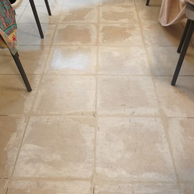 רצפה מרוצפת עם רובה בין האריחים