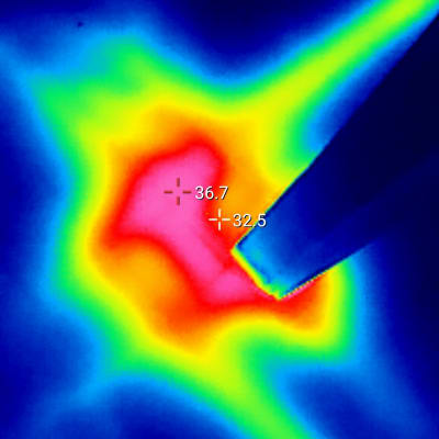 תמונה תרמית של אזור חם עם מדידת טמפרטורה