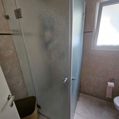 דלת זכוכית למקלחת עם ידית מתכת