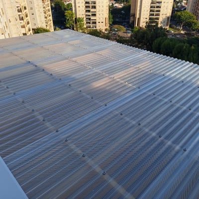 גג פלסטיק שקוף עם ברגים על מבנה