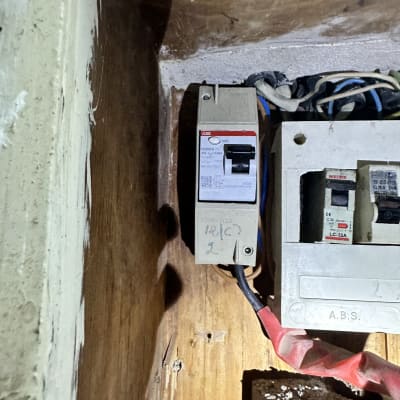 מפסק חשמלי עם חוטים בארון חשמל מעץ