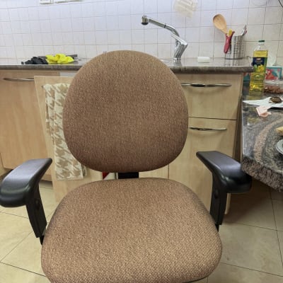 כיסא מרופד במטבח עם כיור וכלים