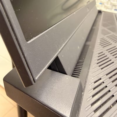 מסך מחשב עם עיצוב מודרני על שולחן