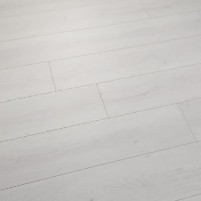 רצפת פרקט בהירה בחדר