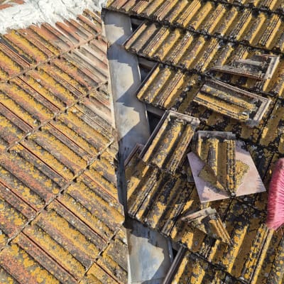 גג רעפים עם תיקוני איטום ולכלוך