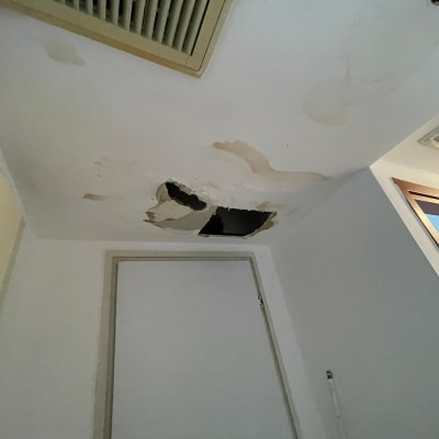 חור בתקרה מגבס עם סימני רטיבות