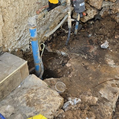 צנרת מים ותשתית חיצונית עם אדמה חשופה