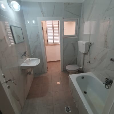 חדר אמבטיה עם כיור, אמבטיה ואסלה