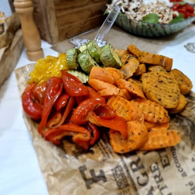 ירקות קלויים צבעוניים על מגש נייר חום