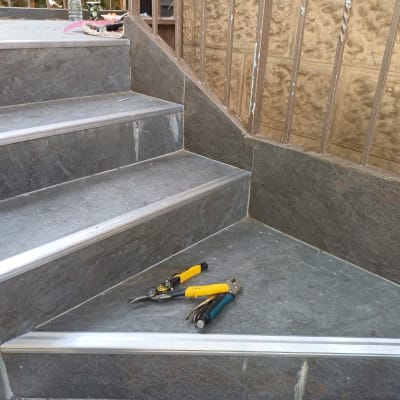 כלי עבודה מונחים על מדרגות אבן באתר בנייה