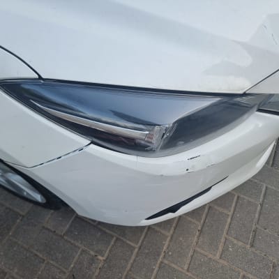 פנס קדמי של רכב עם שריטות קלות על הפגוש