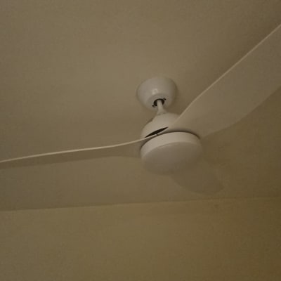 מאוורר תקרה לבן מותקן על תקרה