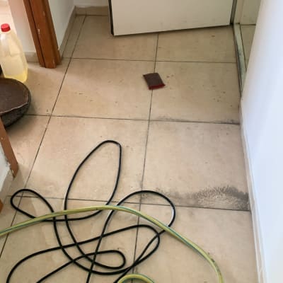 כבלים וכלי ניקוי על רצפה מלוכלכת