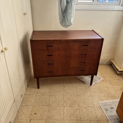 שידה מעץ עם ארבע מגירות בחדר