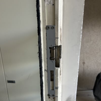 מנעול דלת עם רכיב אינטרקום