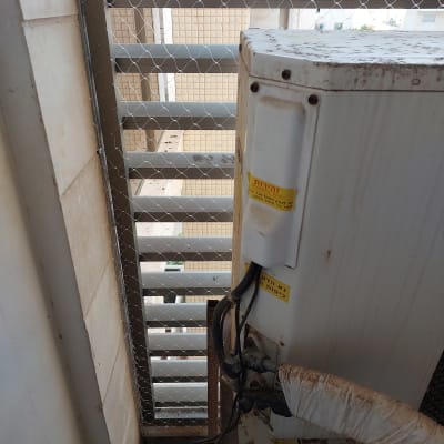 רשת מתכת למניעת כניסת יונים במרפסת