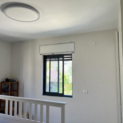 קיר עם סימני צבע סביב חלון