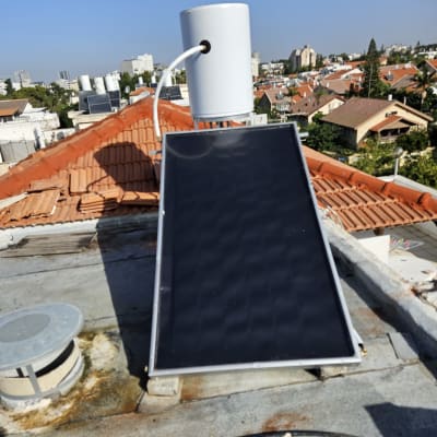 קולטן שמש ומיכל מים על גג רעפים