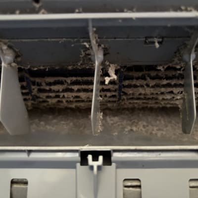 תקריב של חלק פנימי במזגן עם לכלוך ואבק