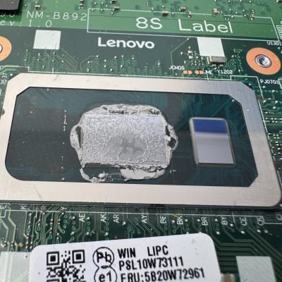 לוח אם של מחשב עם רכיבים אלקטרוניים