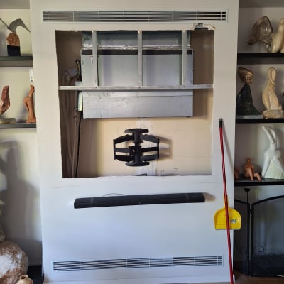 קיר עם חור, מטאטא ויעה, עבודה של שיפוץ