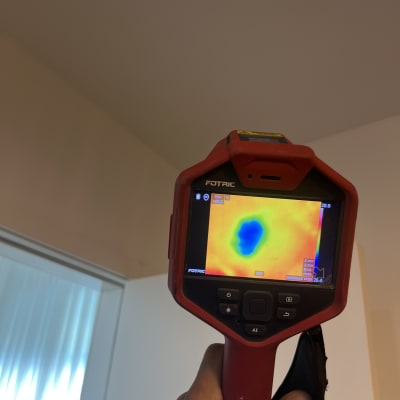 מכשיר תרמי לאיתור נזילות מוחזק ביד