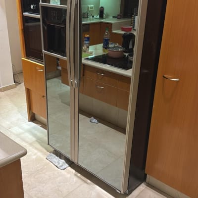 מקרר עם דלתות מראה במטבח מודרני