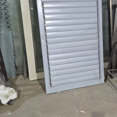 כנף של תריס הזזה מבוססת שלבי אלומיניום בבית מלאכה