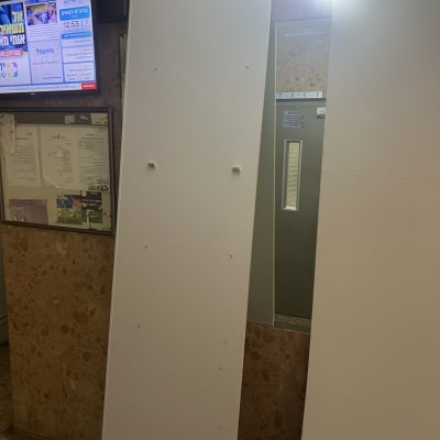 דלתות לבנות מונחות ליד מעלית בבניין