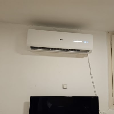 מזגן קיר עם תצוגת טמפרטורה 22 מעלות