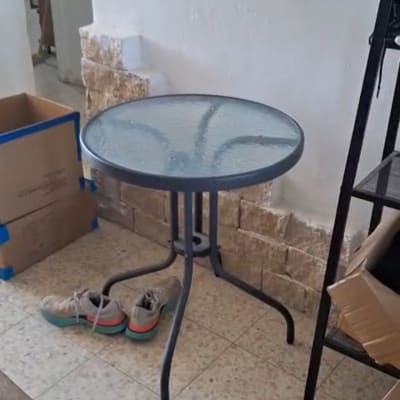 ארגזים סגורים בסרט הדבקה וריהוט בדירה בתהליך הובלה
