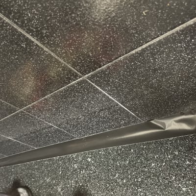 אריחי שיש שחור מבריק מרוצפים עם סרט הגנה בשוליים