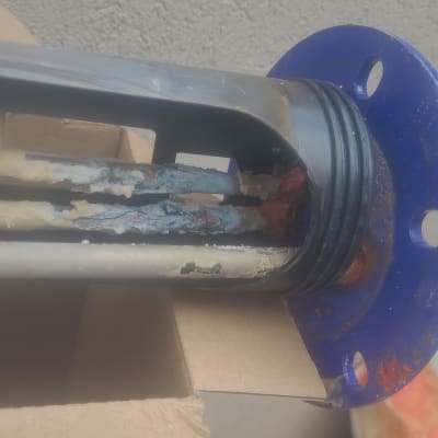 חלק מתכת עם חלודה וקורוזיה