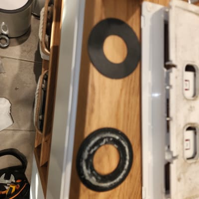 כלי עבודה וחלקים על שולחן עץ