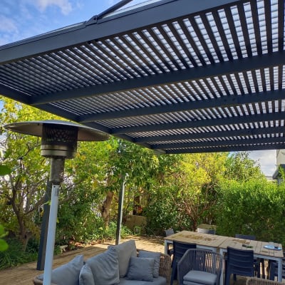 פרגולה מאלומיניום עם קורות אופקיות בגינה