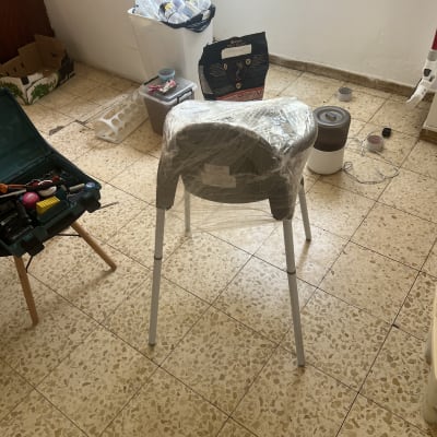 חדר עם כיסא עטוף בניילון וכלי עבודה