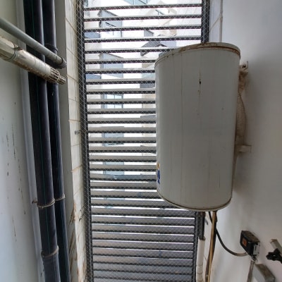 רשת למניעת כניסת יונים על חלון עם דוד מים