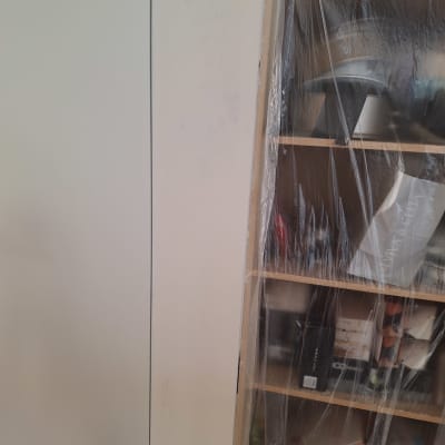 ארון מכוסה בניילון להגנה במהלך צביעה