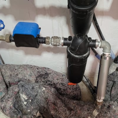 צנרת מים עם ברזים ומחברים שונים