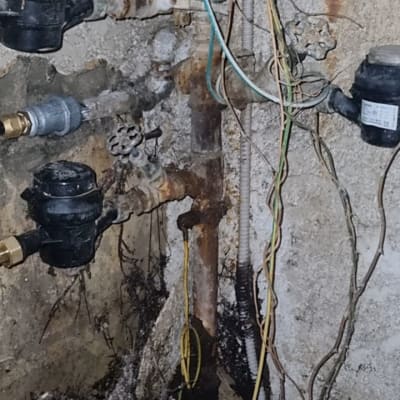 צינורות מים ישנים עם חלודה וקופסאות מדידה